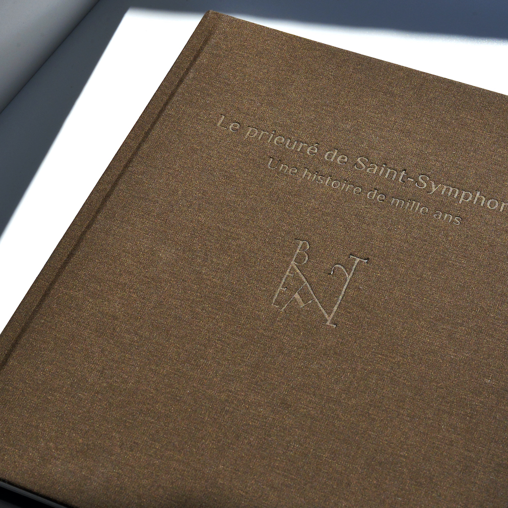 Finition Couverture livre laminée tissus et estampillage à froid